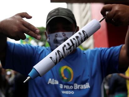 Manifestante protesta em São Paulo contra a vacina chinesa Coronavac, testada pelo Instituto Butantan.