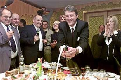 Víctor Yúschenko (en el centro) celebra los primeros sondeos tras las elecciones de ayer en Kiev.
