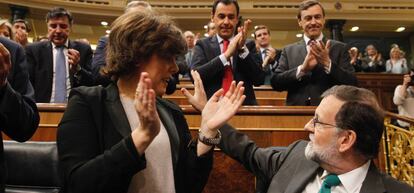 Mariano Rajoy y Soraya S&aacute;enz de Santamar&iacute;a al comienzo del debate de la moci&oacute;n de censura