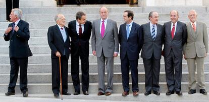 Santiago Carrillo (2i), a su salida del acto celebrado el 23 de febrero de 2011 en el Congreso con motivo del 30 aniversario del intento de golpe de estado del 23-F