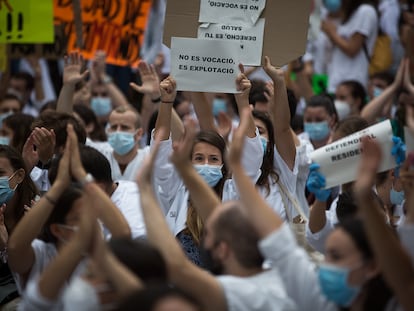 Médicos Internos Residentes (MIR) se manifestaron el pasado lunes en las proximidades del Departament de Salud de la Generalitat de Cataluña.