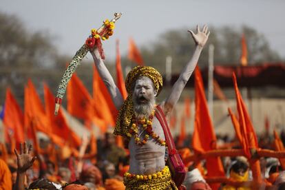 Un chamán hindú durante el festival anual Magh Mela en Allahabad (India). 