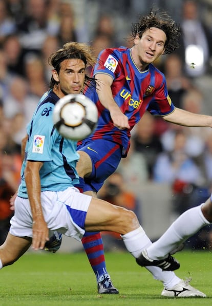 Messi (a la derecha), del Barcelona, dispara a puerta ante la oposición de Cisma, durante el partido de fútbol de la sexta jornada de la Liga de Primera División, Barcelona-Almería, en 2006.