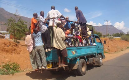 Un autobús repleto de pasajeros en Tanzania.