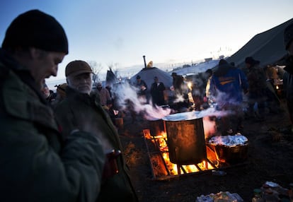 El Cuerpo de Ingenieros ha rechazado el permiso para completar el proyecto que, según los nativos de la comunidad de Standing Rock, amenazaba con destruir sus reservas naturales. En la imagen, los veteranos esperan para cenar en el campamento Oceti Sakowin.