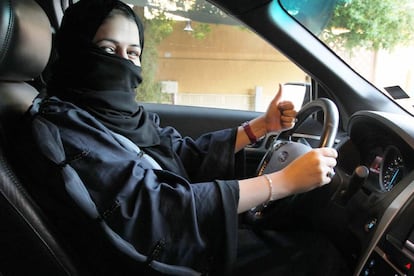 Una mujer se sienta al volante de un veh&iacute;culo en Riyadh (Arabia Saud&iacute;).