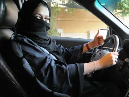 Una mujer se sienta al volante de un veh&iacute;culo en Riyadh (Arabia Saud&iacute;).