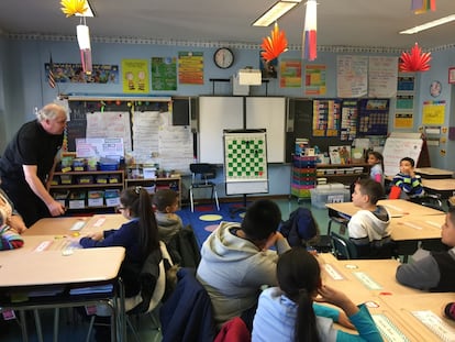 Un aula de tercer grado en el colegio público Joseph Drake, de Nueva York, con el profesor Ron Boocock