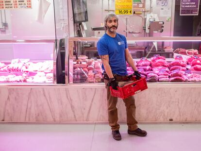 El afilador Jesús Galache Martínez, en el mercado de Puerta Bonita, en Carabanchel.