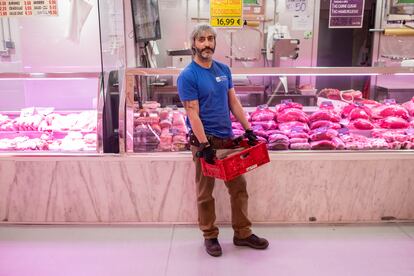 El afilador Jesús Galache Martínez, en el mercado de Puerta Bonita, en Carabanchel.