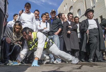 El diario 'Yedioth Ahronoth' afirma que los atacantes entraron al complejo en el que se alojan los dos edificios religiosos poco antes de que comenzase el rezo de las siete de la mañana. En la imagen, personal de emergencias limpia la sangre en el exterior de la sinagoga atacada en Jerusalén.
