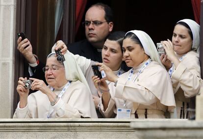Varias monjas y un cura hacen fotos al papa en Rio de Janeiro, el 26 de julio de 2013.