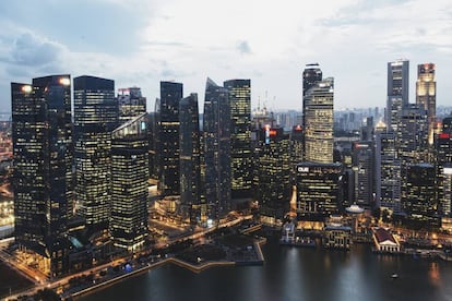 Paisaje de rascacielos en el centro financiero de Singapur.