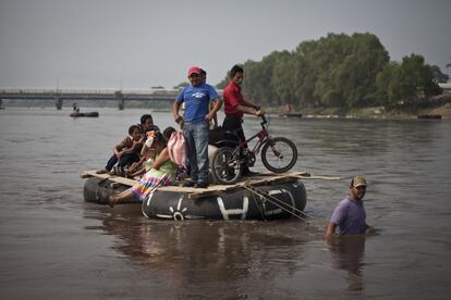Balsas que sirven de medio de transporte para pasar de un lado a otro del río Suchiate.