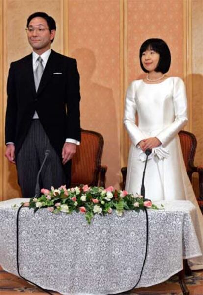 La princesa Sayako y Yoshiki Kuroda durante la ceremonia de boda.