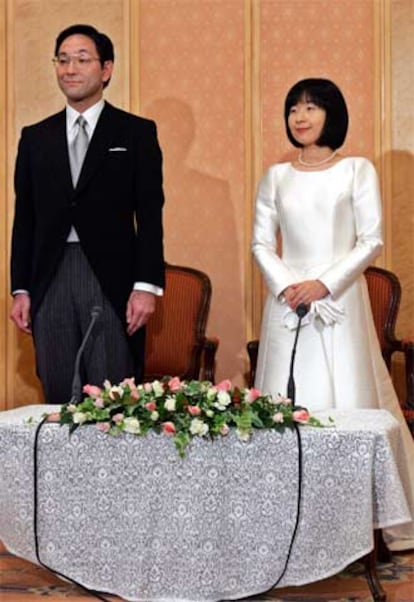 La princesa Sayako y Yoshiki Kuroda durante la ceremonia de boda.