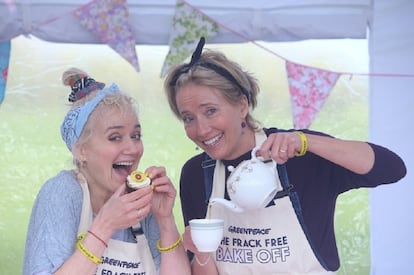 Emma Thompson y, a la izquierda, su hermana Sophie cocinando pasteles ecológicos.