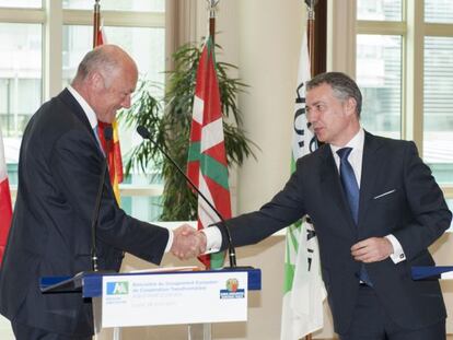 Iñigo Urkullu saluda al presidente de Aquitania, Alain Rousset, en un encuentro celebrado en Burdeos.