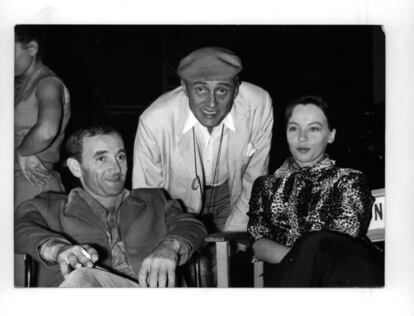 En 1996, Aznavour también apareció en el filme 'Dos pichones' de René Clair. En esta foto, tomada el día del inicio del rodaje, el cantante (izquierda) aparece con el director y su coprotagonista Leslie Caron.