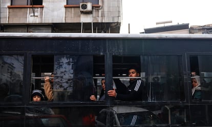 Varias personas viajan en autobús.