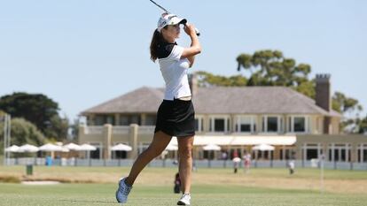 Beatriz Recari golpea con un hierro en el primer hoyo del Royal Melbourne el s&aacute;bado pasado.