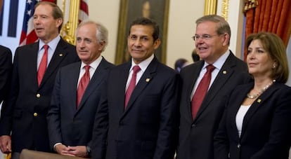El presidente de Perú, Ollanta Humala, junto a los miembros del comité de Relaciones Exteriores del Senado de EE UU.