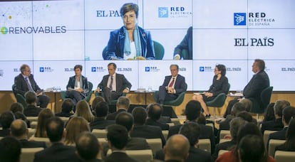 De izquierda a derecha: Miguel Jiménez (EL PAÍS), Ángeles Santamaría  (Iberdrola); Juan María Moreno (Endesa); Miguel Duvion (REE); Blanca Perea (CTI Consulting); José Luis Gil (Naturgy).