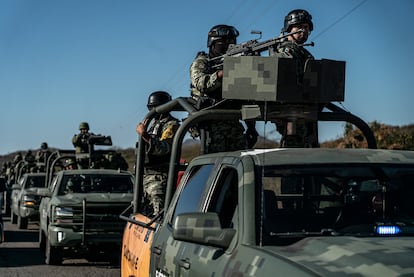 Un convoy de militares en la carretera rumbo a la sindicatura de Jesús María en Culiacán.