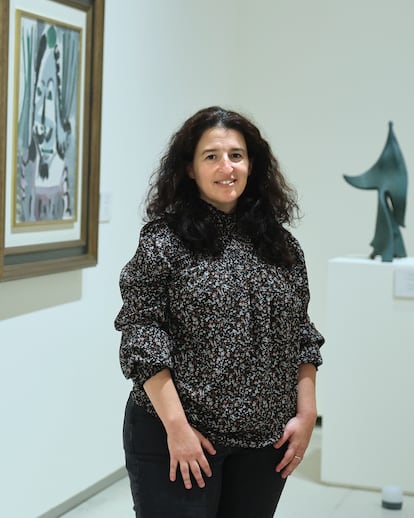 Susana Gómez, directora de Estrategia de la Fundación Santander, posa junto a un cuadro de Picasso en la sala de exposiciones de Boadilla del Monte (Madrid).