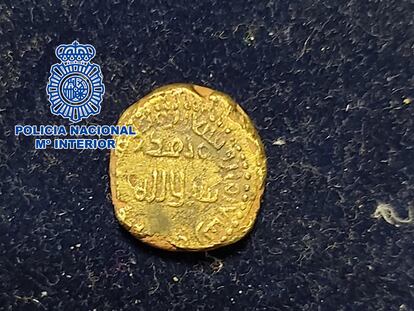 El dinar de oro acuñado en la Córdoba musulmana de principios del siglo VIII, en una imagen de la policía.