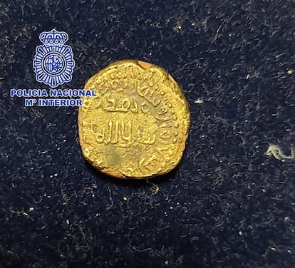El dinar de oro acuñado en la Córdoba musulmana de principios del siglo VIII, en una imagen de la policía.