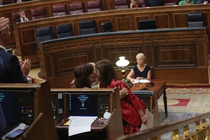 La vicepresidenta Carmen Calvo felicita a Adriana Lastra por su discurso en el Congreso, a favor de la exhumación de los restos de Franco.