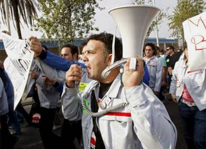 Los trabajadores de la multinacional Nissan, durante una protesta contra el despido de más de 1.600 personas a las puertas de la fábrica en Barcelona.
