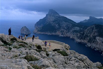 Vista de uno de los salientes  del cabo de Formentor desde el mirador de Es Colomer, en Mallorca.