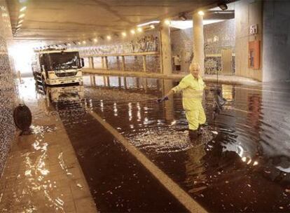 Los operarios trabajaban ayer en Valencia con una bomba de extracción de agua en el túnel de la avenida de Cataluña.