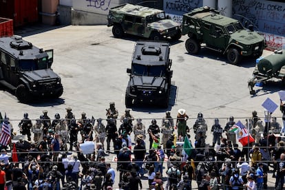 Agentes de Policía y miembros de la Guardia Nacional de California protegen el edificio federal Edward R. Roybal durante una protesta en Los Ángeles, este martes.