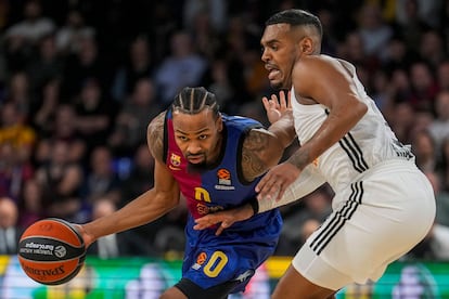 El escolta del Bar?a Kevin Punter (i) lucha con el canadiense Xavier Rathan-Mayes, del Real Madrid, durante el partido de EuroLiga que Bar?a y Real Madrid el pasado 28 de noviembre en el Palau Blaugrana, en Barcelona.