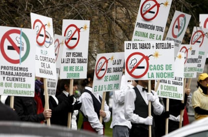 Protesta contra la Ley Antitabaco mantenida hoy por un grupo de hosteleros frente al hotel donde intervenía la ministra de Sanidad, Leire Pajín.