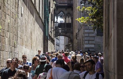 Riada de turistas visitando ayer el barrio G&ograve;tic de Barcelona.