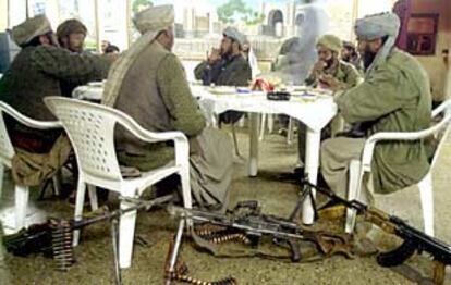 Varios combatientes de la Alianza del Norte almuerzan en un hotel de la ciudad de Herat.