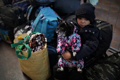 Un niño con su perro, el jueves en la estación de trenes de Lviv.