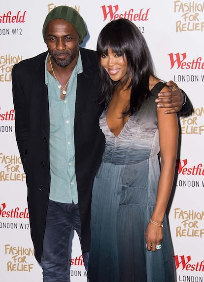 Juntos por una buena causa: Idris Elba y Naomi Campbell (con modelo de Burberry Prorsum) en el evento de Fashion for Relief en Londres.