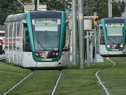 El tranvía a su paso por la avenida Diagonal de Barcelona.