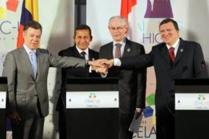 De izquierda a derecha, los presidentes de Colombia, Juan Manuel Santos; de Perú; Ollanta Humala; del Consejo Europeo, Herman Van Rompuy, y de la Comisión Europea, José Manuel Durao Barroso, ofrecen una rueda de prensa en el contexto de la cumbre entre la UE y la Comunidad de Estados Latinoamericanos y Caribeños (Celac).