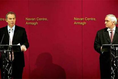 Tony Blair (izquierda) y su homólogo irlandés Bertie Ahern, durante su conferencia de prensa ayer en Armagh.