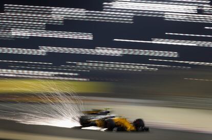 El piloto Jolyon Palmer del equipo Renault, en un momento de la sesión de entrenamiento del Gran Premio de Baréin.