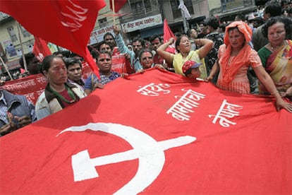 Unos manifestantes despliegan una bandera comunista en las calles de Katmandú.