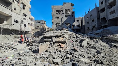 Edificios colapsados tras los bombardeos israelíes sobre Beit Lahiya, este domingo. 