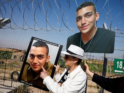 Varda Ben Baruch, abuela de Edan Alexander, sostiene un retrato de su nieto en el Kibutz Nir Oz, en el sur de Israel, el pasado 20 de abril.
