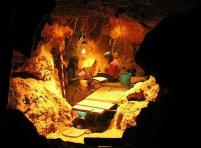 Galería del Osario en la cueva de El Sidrón (Asturias).